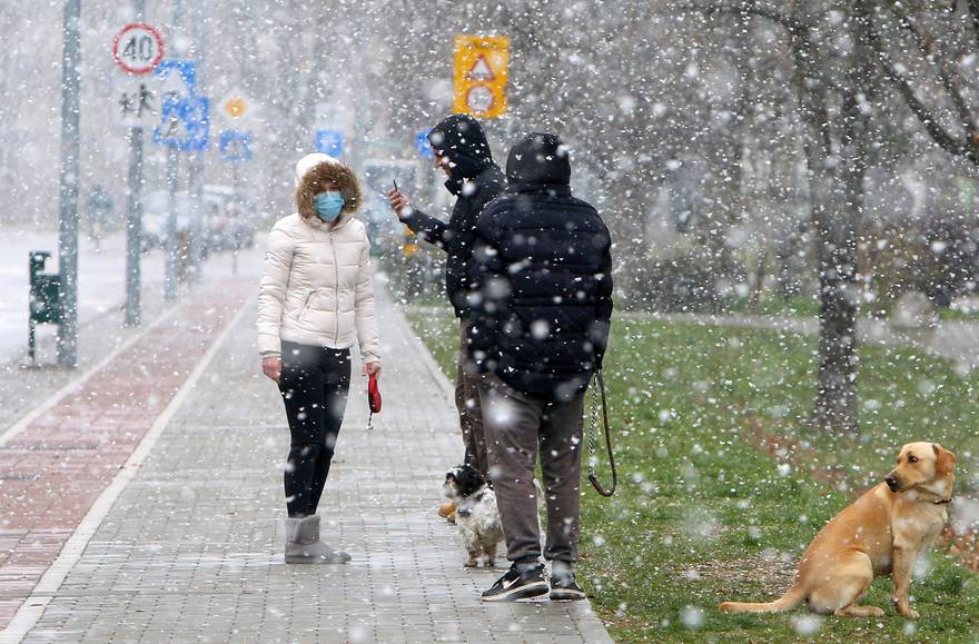 Karlovac: U prijepodnevnim satima počeo padati gusti snijeg