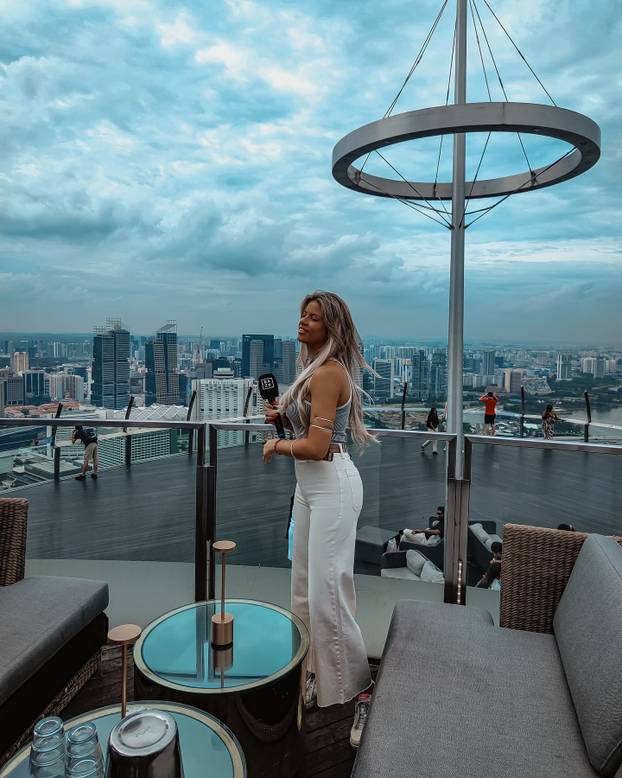 FOTO Paklena je za volanom, a tek kad skine gaćice i grudnjak