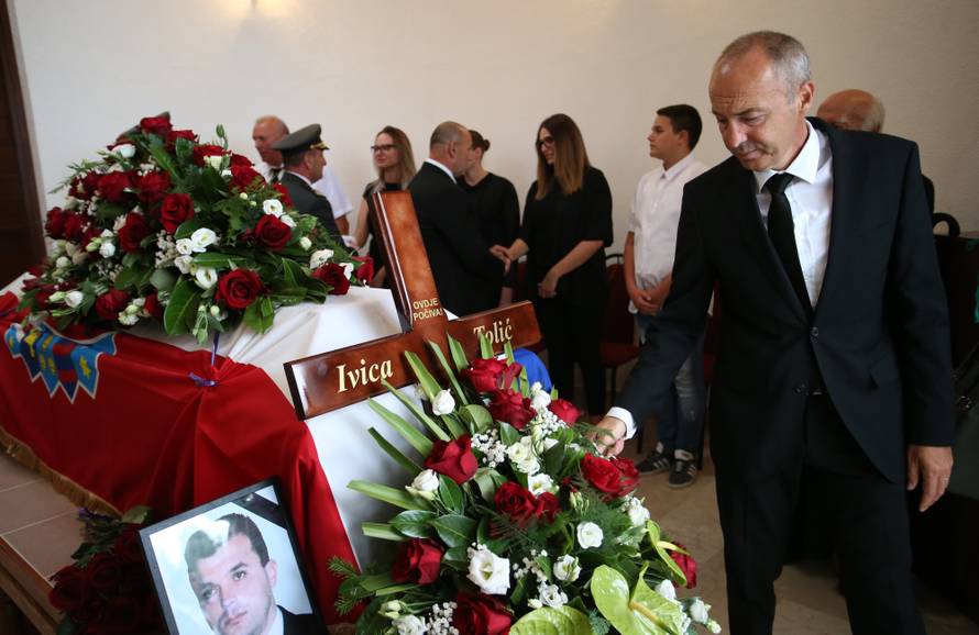 Donji Vinjani: Posljednji ispraÄaj komodora Ivice ToliÄa