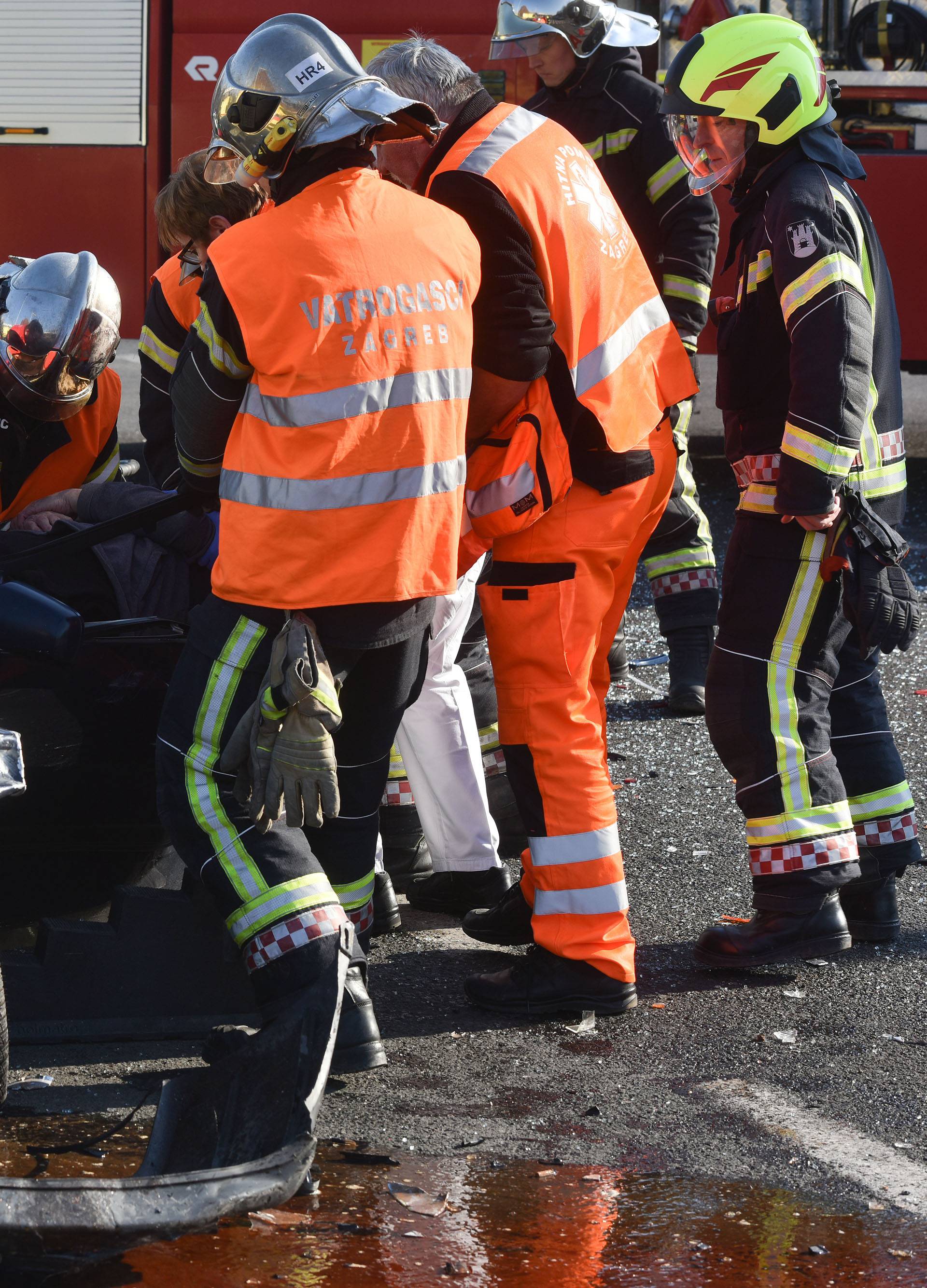 Sloboština: Vatrogasci izvlačili ozlijeđeni par iz skršenog auta