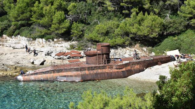 Ratna zona u Puli: Na plažu se 'nasukao' 30-metarski U-boot