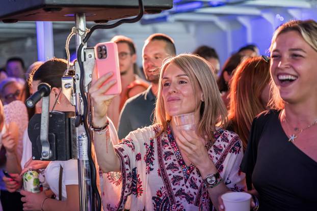 Split: Koncert u čast Oliveru Dragojeviću  na trajektu za Velu Luku