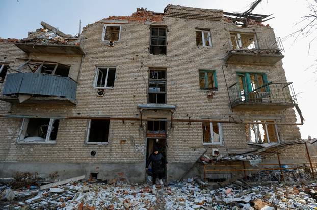 People of war-torn towns in Ukraine's Donetsk region aim to rebuild lives