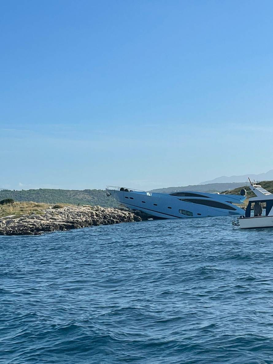 Jahtom se nasukao na Pijavicu
