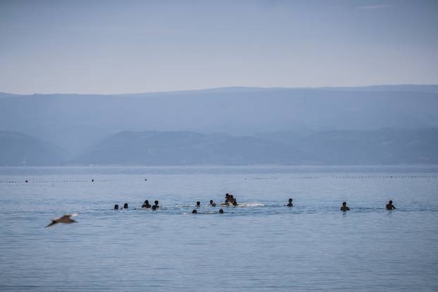 Omiš: Ljetni ugođaj na gradskoj plaži