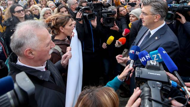 Zagreb: Premijer Andrej Plenković ispred prosvjednika na Trgu svetog Marka