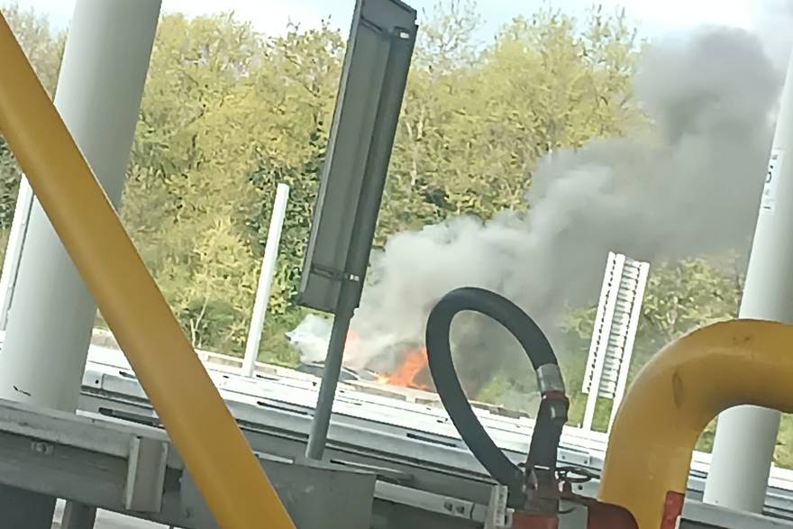 Požar auta na Demerju