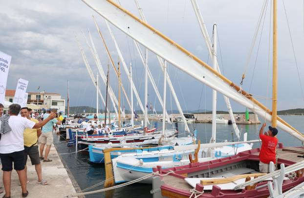 FOTO Čuvari stoljetne tradicije: Drveni brodovi utrkivali se na 'Regati za dušu i tilo' u Betini