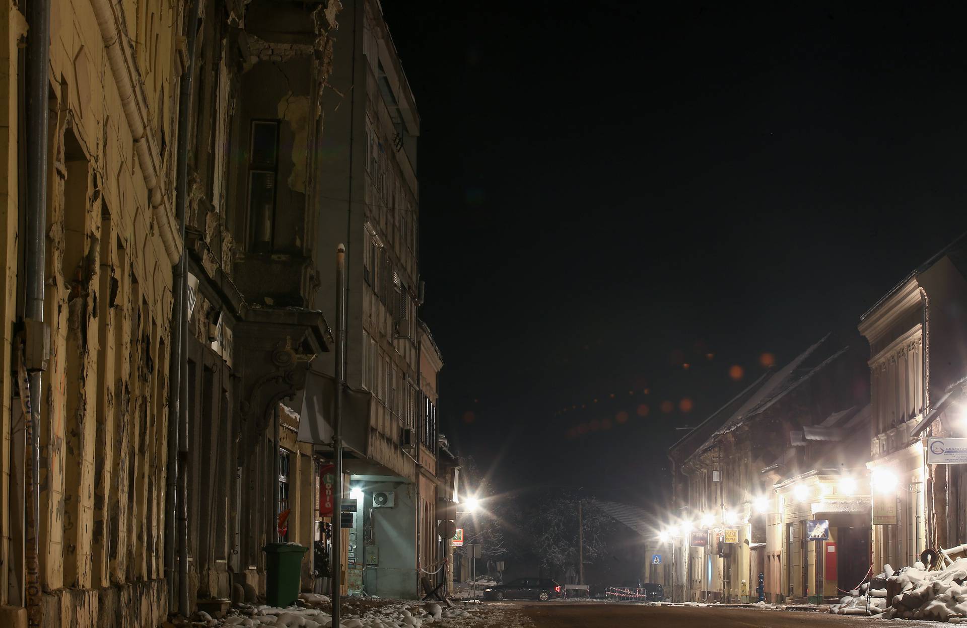 Noćne fotografije centra Petrinje dva tjedna nakon potresa