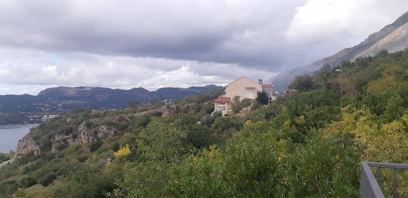 Gorjela je kuća u Dubrovniku, izvukli su ženu s opeklinama...