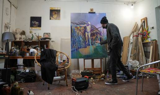 FOTO U ti&scaron;ini studija: Kijevski slikar stvara i bez struje, dok oko njega padaju bombe