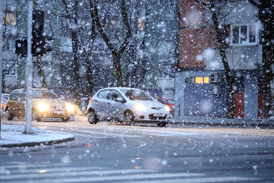 Snježni kaos: Neumorni vozači pomagali jedni drugima na putu