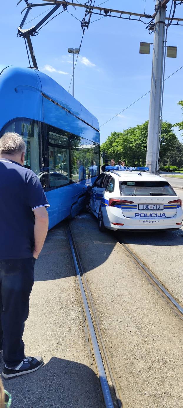Pogledajte kaos na Jarunu gdje je tramvaj iskočio iz tračnica. Zabio se u policijski automobil