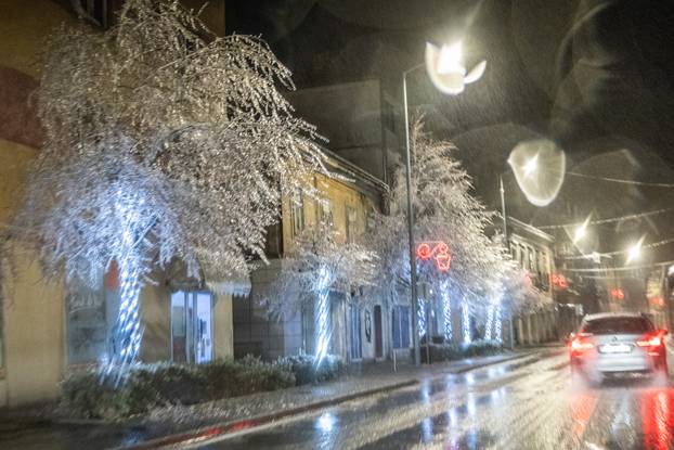U Kninu je počela padati ledena kiša