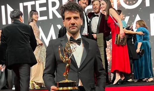 Šarmantni tužitelj iz Obiteljskih tajni u seriji se borio za pravdu, a evo što radi kad nije na setu