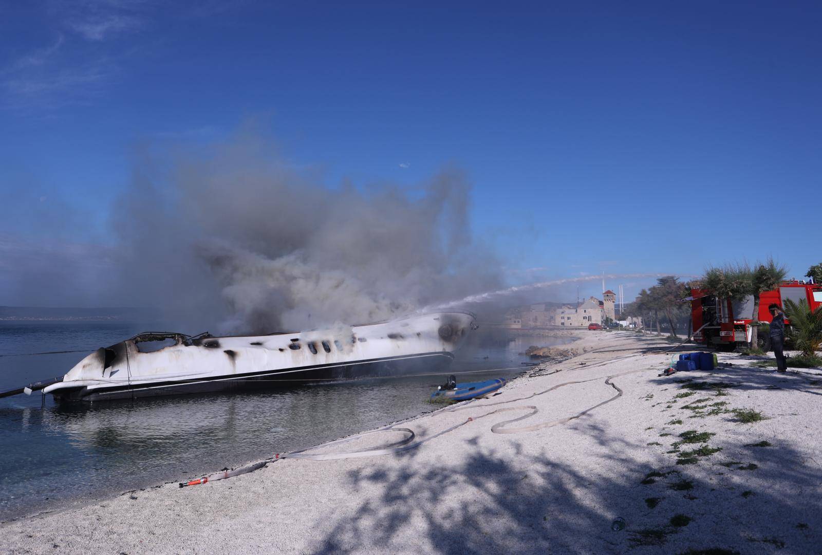 Vatrogasci još uvijek gase brodove koji su se noćas zapalili u Kaštel Gomilici