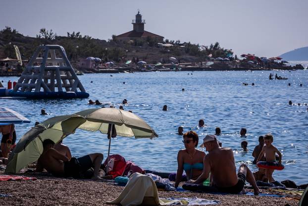 Makarska:  Gužva na glavnoj plaži u Makarskoj
