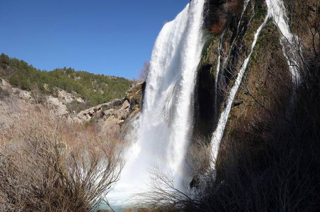 Knin: Slap Kr?i?, poznatiji kao Topoljski buk ili Veliki buk ukrašen dugom
