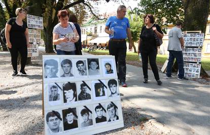 Obitelji nestalih stotinu ljudi poduprlo je siluetama na 'fejsu'