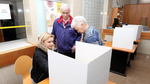 LiÄani glasaju na prijevremenim izborima za Å½upanijsku skupÅ¡tinu