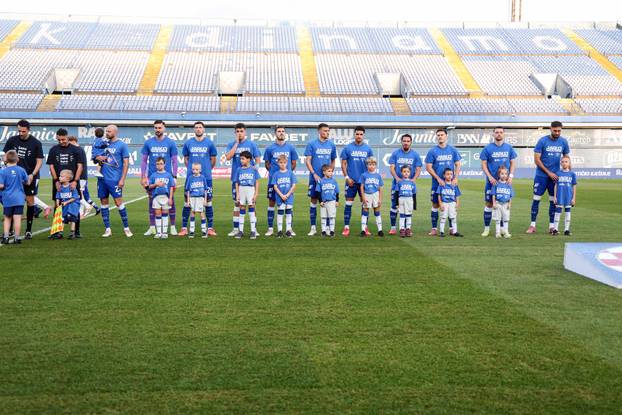 Igrači Dinama i Rijeke s djecom na terenu u sklopu humanitarne akcije "Daruj otkucaj života"