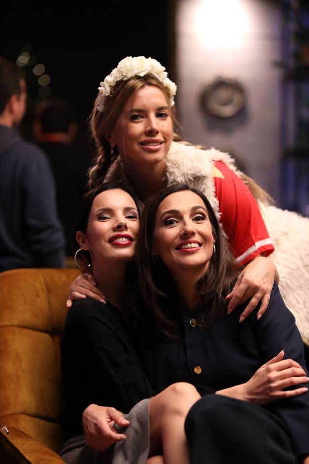 Nives u seriji igra djevicu Nenu: Zakopčana do grla šokirala sve!