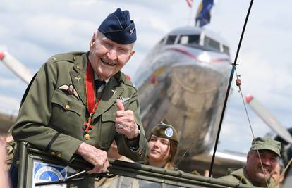 Američki pilot (100), poznat krajem 40-ih kao Bombarder slatkišima, pobijedio je koronu