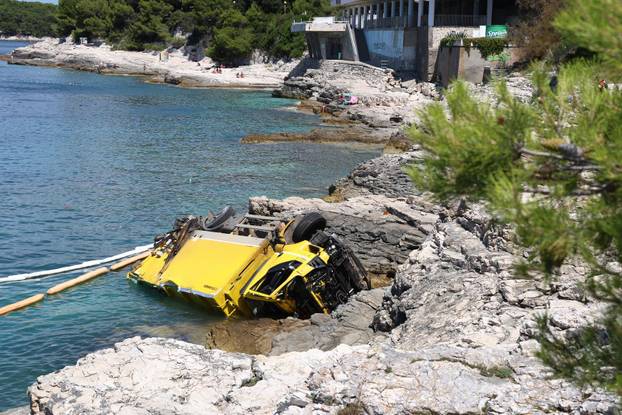 Pula: Kamion za smeće tvrtke Herculanea otklizao u more na Zlatnim stijenama