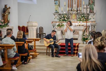 FOTO Održali misu za Olivera, na grob položili vijence i svijeće