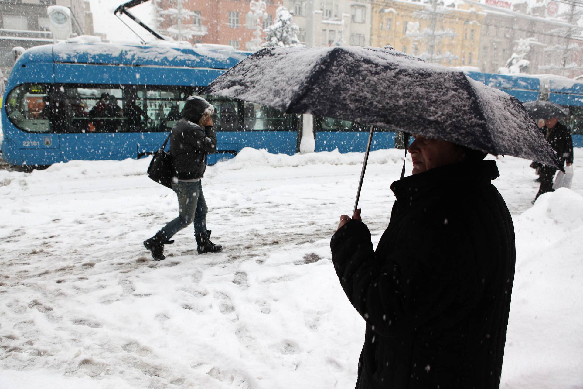 Zagreb: Zbog snijega u gradu otežan je promet