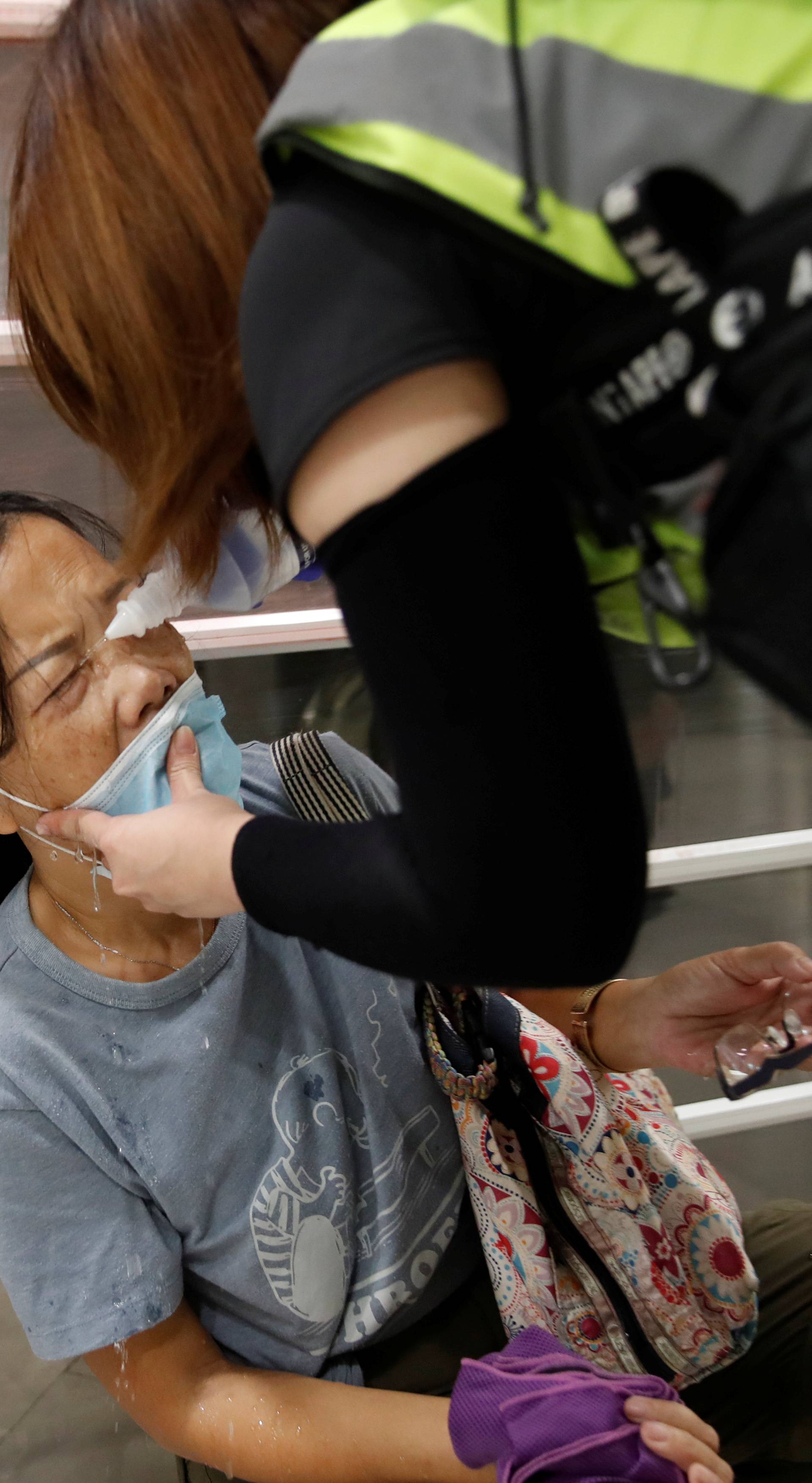 Vikend kaosa u Hong Kongu: Troje ljudi bori se za život