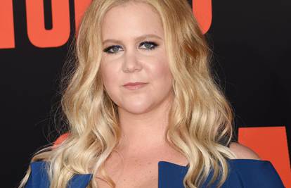 Komičarka Amy Schumer: Moj prvi seks bio je 'čisto silovanje'