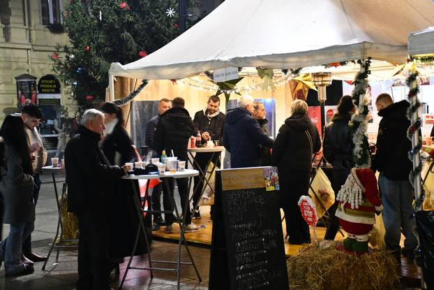 FOTO Advent u Slavonskom Brodu: Dvije lokacije, nove atrakcije i nezaboravni doživljaji