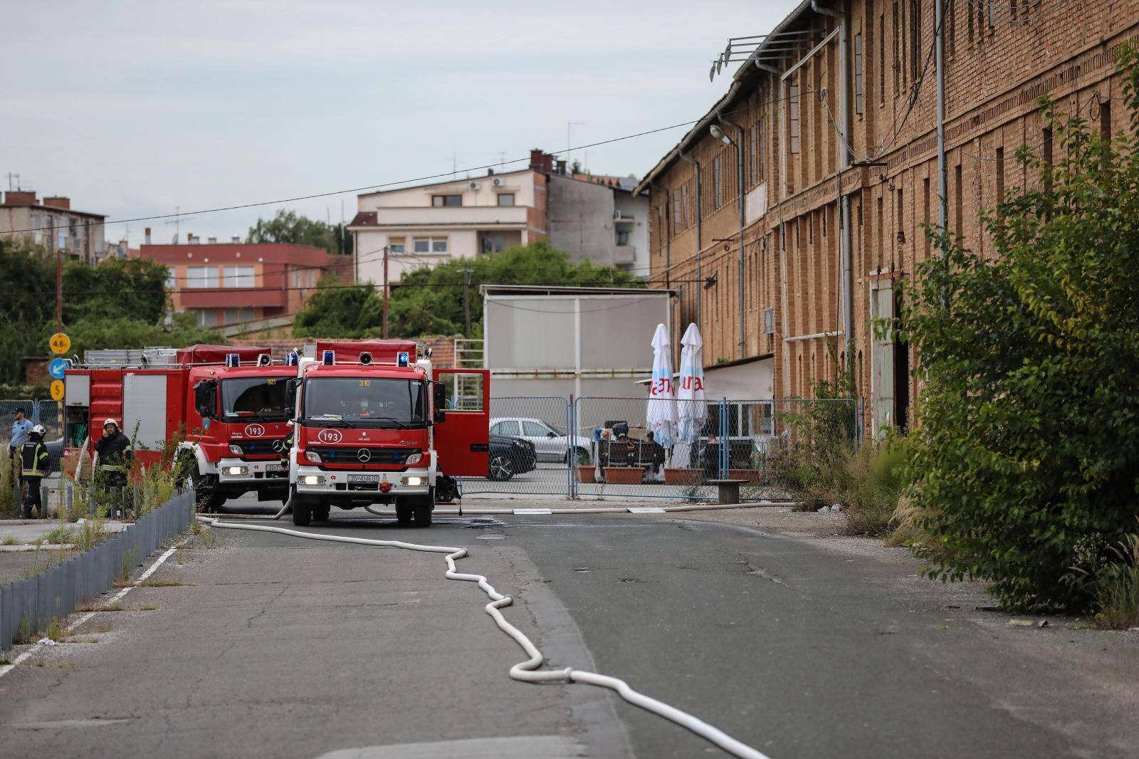 Zagreb: Planuo je krov stare ciglane, vatrogasci na terenu