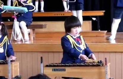 Pogledajte s kojim je užitkom djevojčica 'izudarala' ksilofon