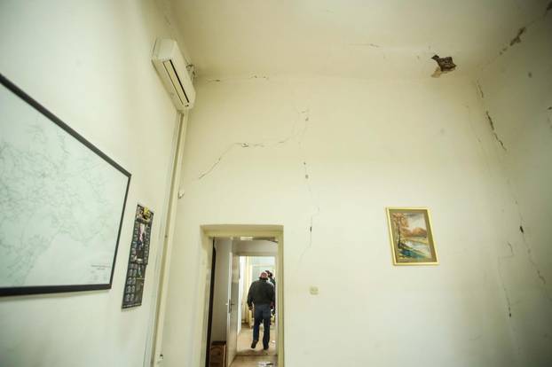 Gradonačelnik Petrinje obišao zgradu Gradske uprave koja je stradala u potresu
