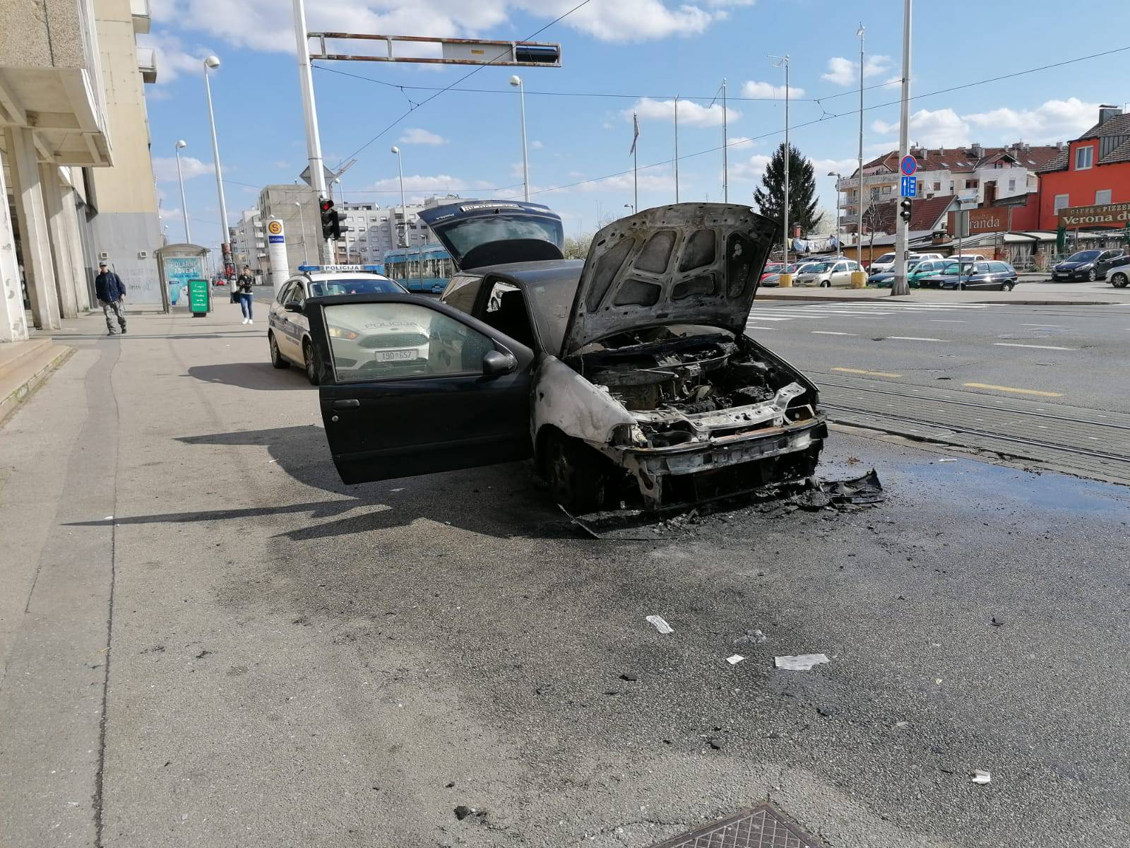 Buktinja u Zagrebu: Parkirani automobil zapalio se u Dubravi