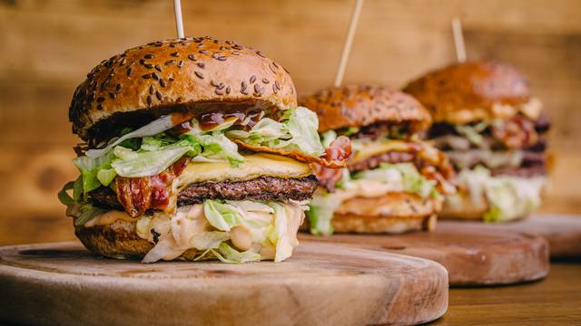 Ovako nešto sigurno niste jeli: Isprobajte burger s kruškama, džemom od borovnice ili kavom