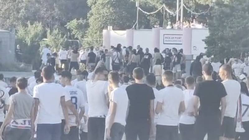 VIDEO Neredi i ispred Poljuda poslije derbija. Letjeli predmeti 18 screenshot 2025 05 03 at 18 42 12.png