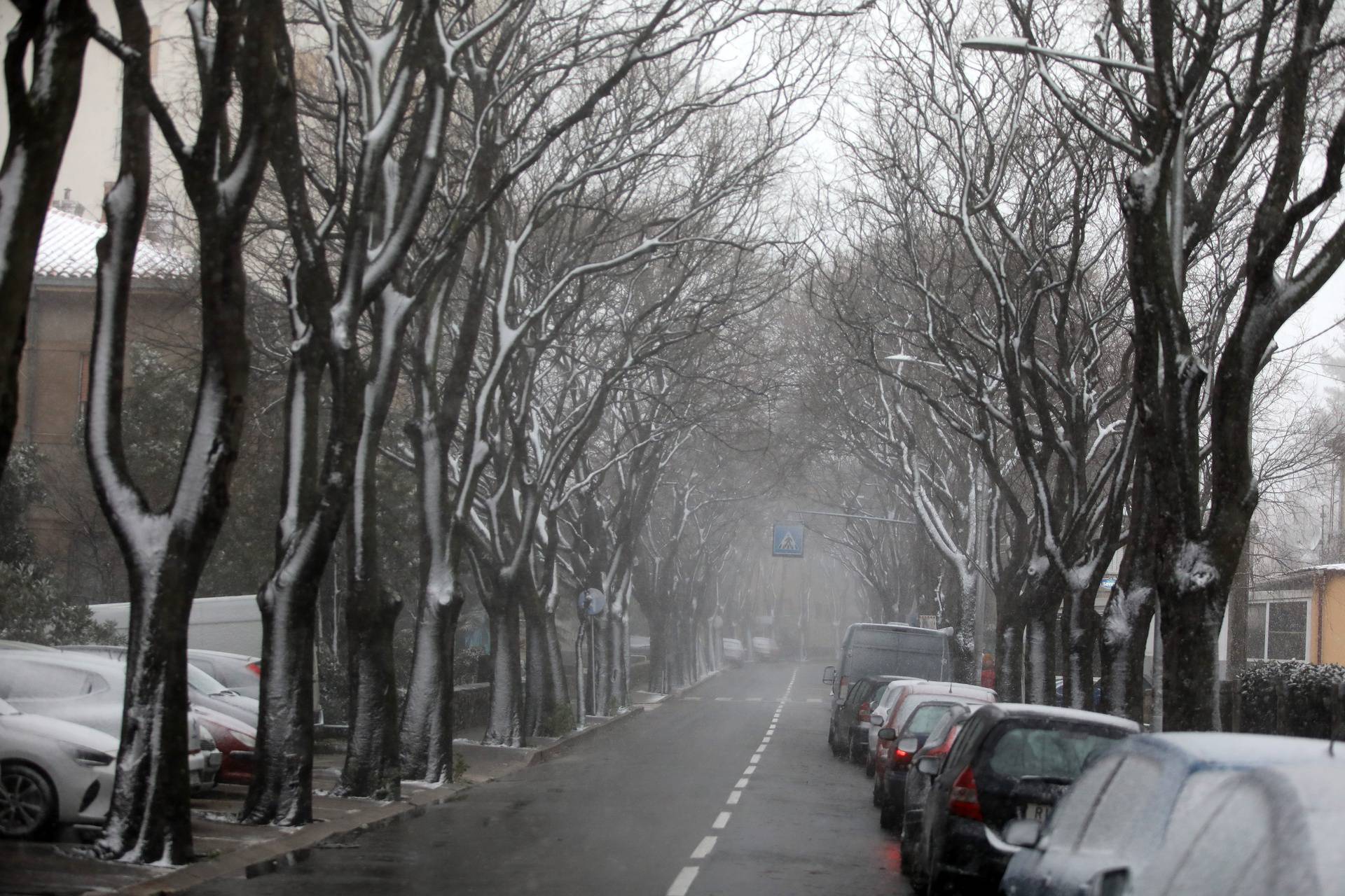 Rijeka: Gust snijeg pada širom grada