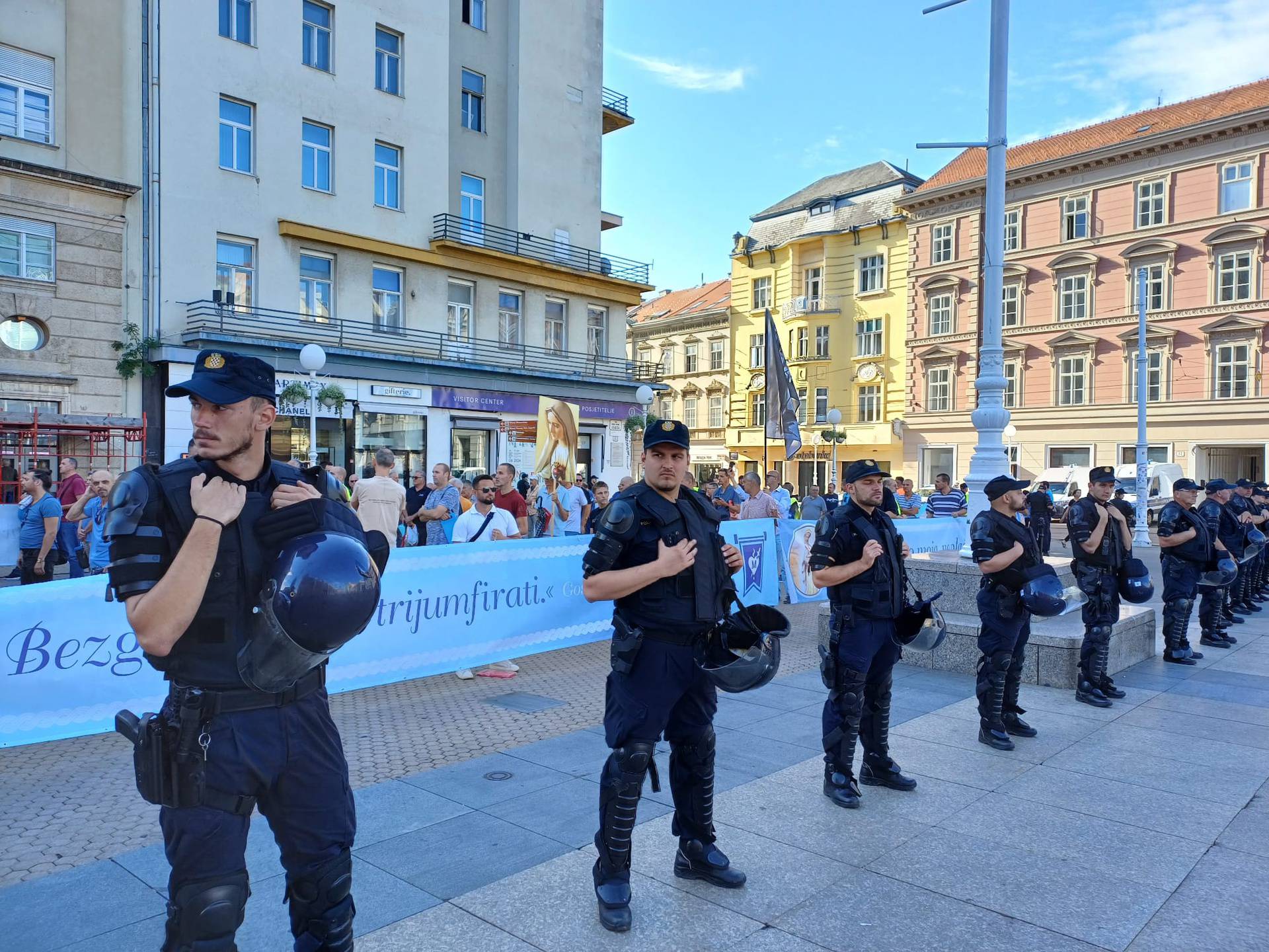 Klečavci opet na trgovima, mole za predbračnu čistoću i čednost