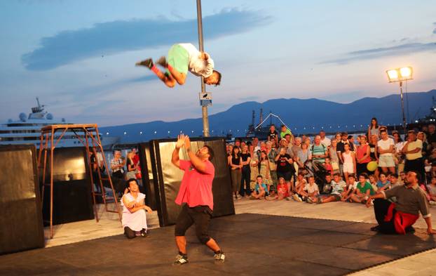 Rijeka: Nastup Urbanog cirkusa iz Maroka na Gatu Karoline Riječke