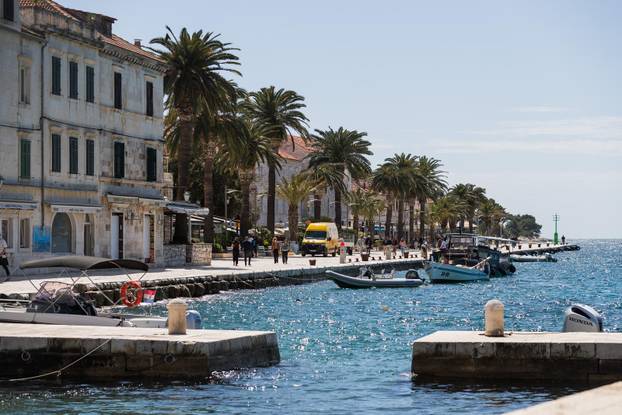 Sunčan dan na Hvaru 