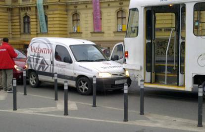Tramvajem je vozila unatrag, pa se "naslonila" na Citroëna