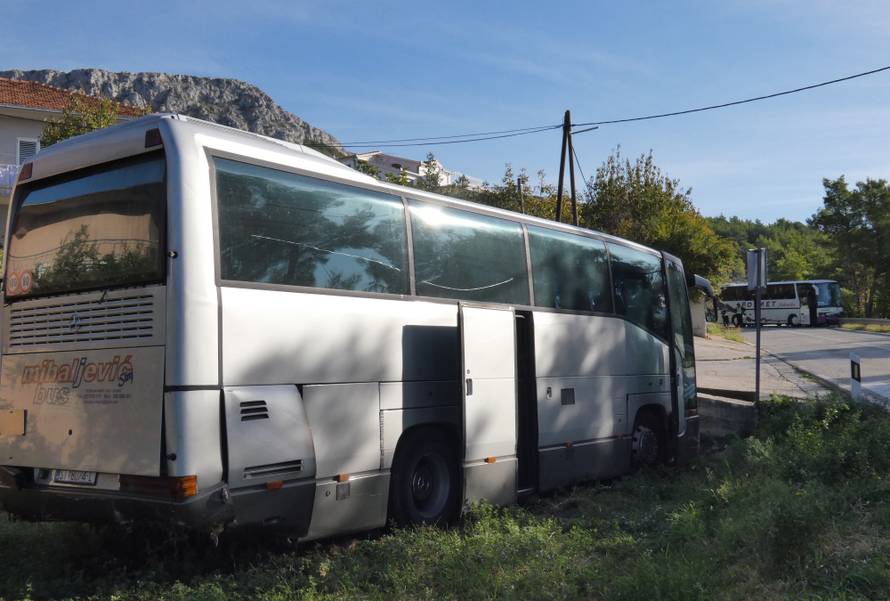 Sudarila se dva busa i auto, 14 ozlijeđenih, žena je preminula...
