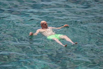 FOTO Plaža Banje u Dubrovniku skoro se ne vidi od suncobrana