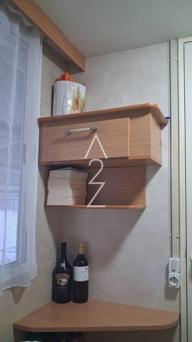 FOTO U Novalji prodaju kućicu od 30 m2 za 12.000 €! Mobilna je: 3 su hladnjaka i ova oprema