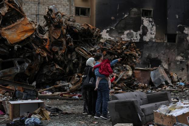 People visit the site of israeli srikes, following the ceasefire, in Beirut
