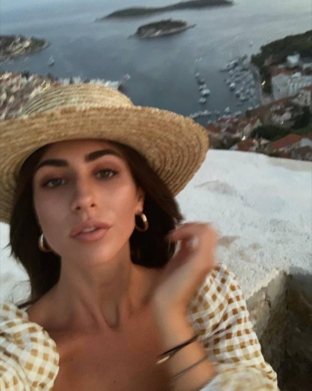 FOTO Bivša klizačica osvojila je Livakovića. Skrivala je trbuh na utakmici, sad su dobili prinovu