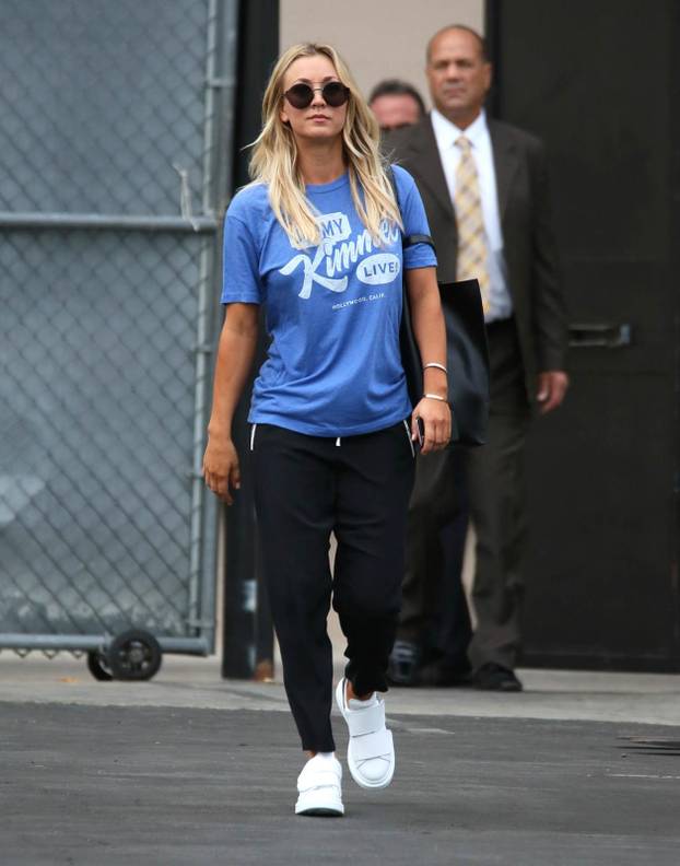 LA: Kaley Cuoco odlazi sa snimanja  Jimmy Kimmel Live showa